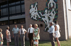 840936 Groepsportret van vermoedelijk medewerkers voor het in 1971 geopende dorpshuis De Dissel (Disselplein 6) te ...